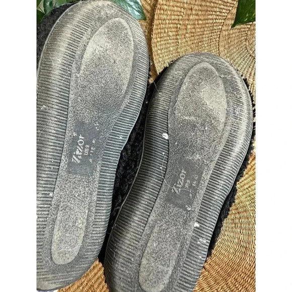 Zizor women’s size 9 black fuzzy Slippers - Picture 6 of 8